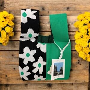 NWT Black Flower Green Stylish Essentials Handheld Bag
